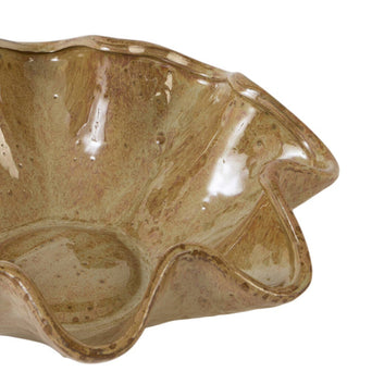 Schaal Godeni Ø35 cm - Beige/Olijfgroen Ronde schaal Godeni met golvende rand in bruin-olijfgroen keramiek, Ø35 cm