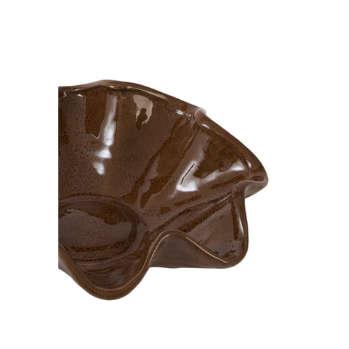 Zijaanzicht van de glanzende golvende rand van schaal Godeni in terracotta bruin keramiek