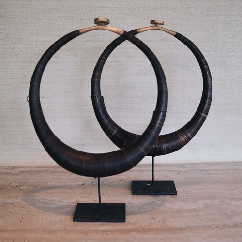 Karabulu nias ring bruin op voet