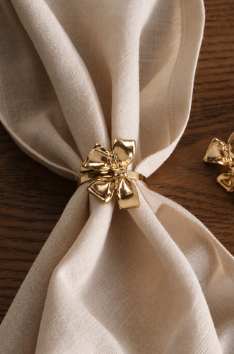 Elegante_linnen_servetring_met_gouden_strik