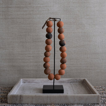 Decoratieve ketting terracotta op standaard Decoratieve ketting terracotta op standaard