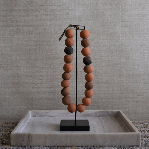 Decoratieve ketting terracotta op standaard
