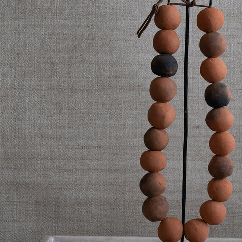 Decoratieve ketting terracotta op standaard