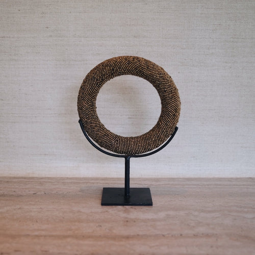 Decoratieve ringen op standaard - Beads Bruin