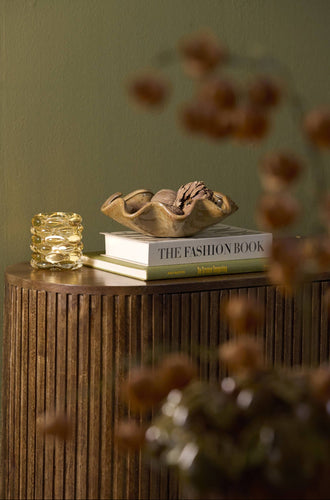 Schaal Godeni gestyled op een houten dressoir met een glazen waxinelichthouder en boeken