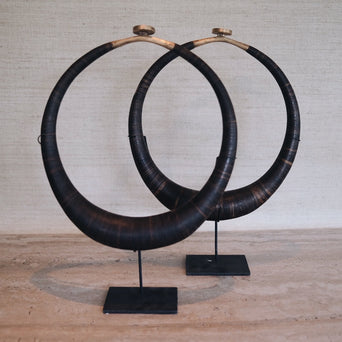 Karabulu nias ring bruin op voet