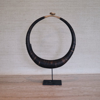 Karabulu nias ring bruin op voet