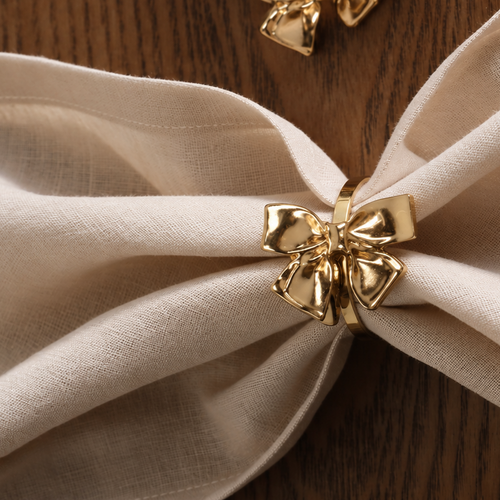 Elegante_linnen_servetring_met_gouden_strik